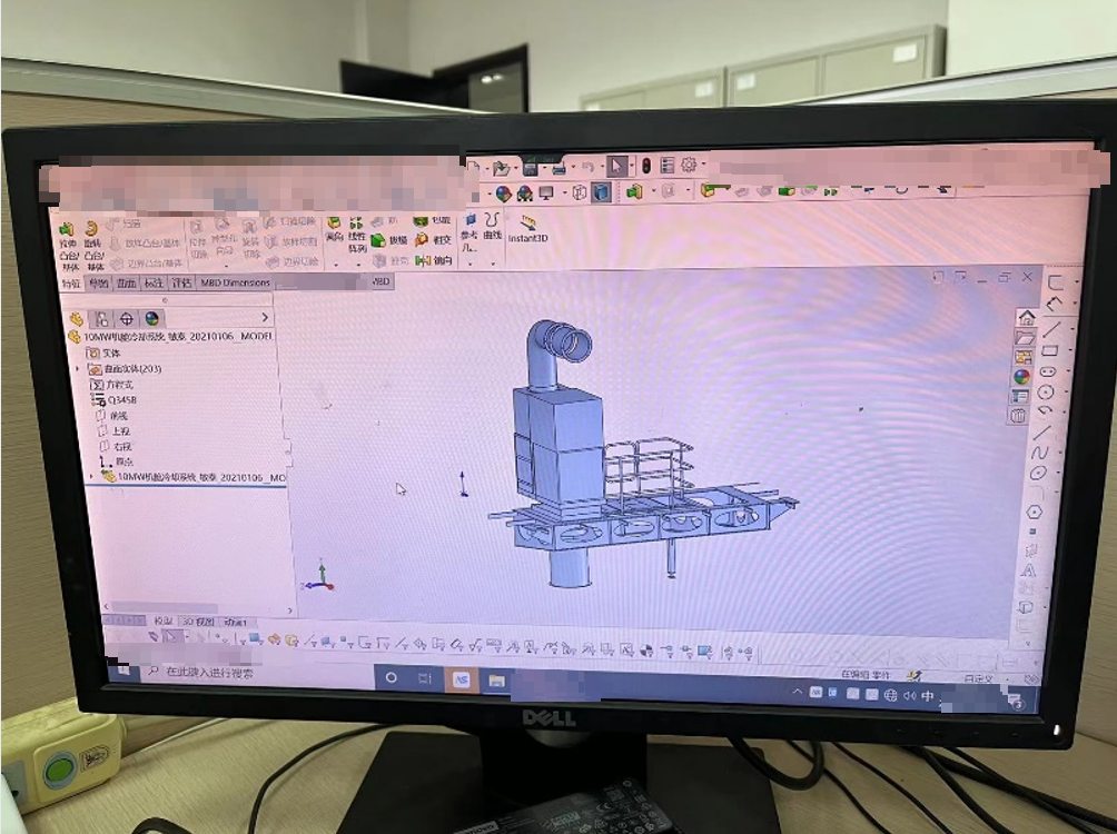太原重工员工在使用3D设计桌面查看效果图