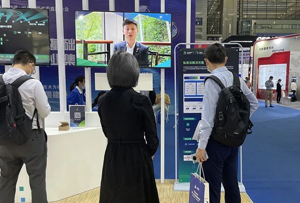 图：高交会观众在信服云展位进行咨询