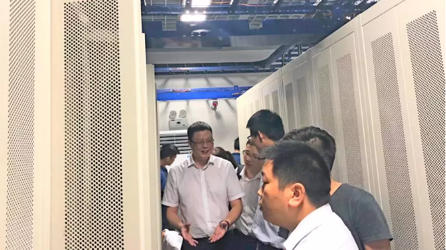 考察众泰IT机房 考察众泰IT机房