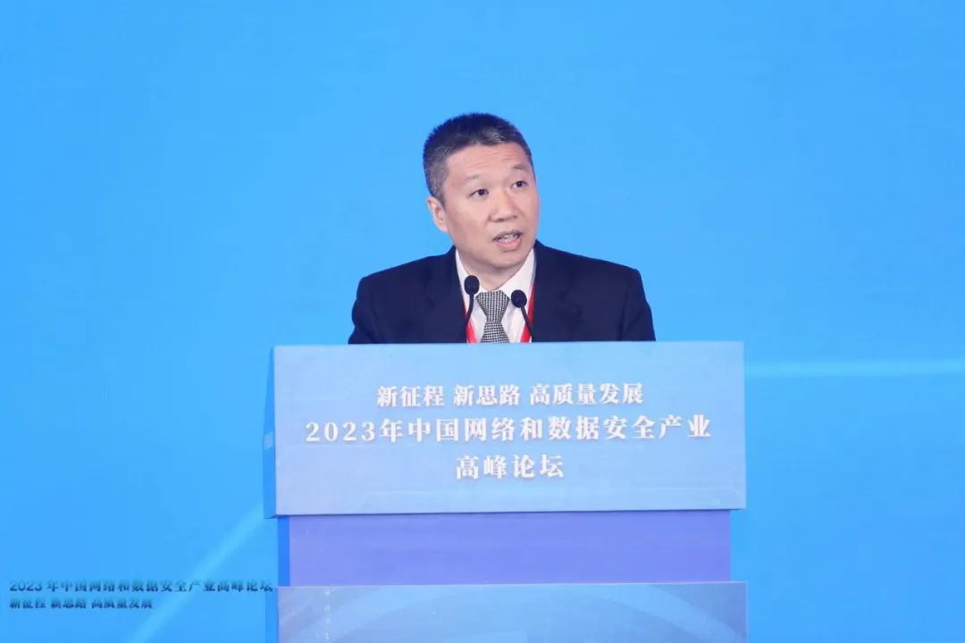 深信服科技股份有限公司创始人、CEO 何朝曦在主论坛发表演讲