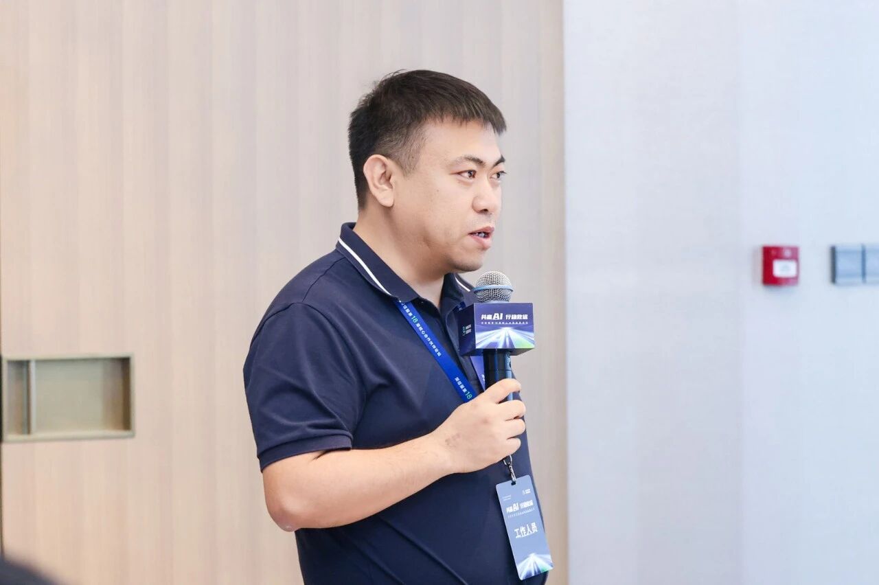 深信服上海分公司总经理裘波做现场分享