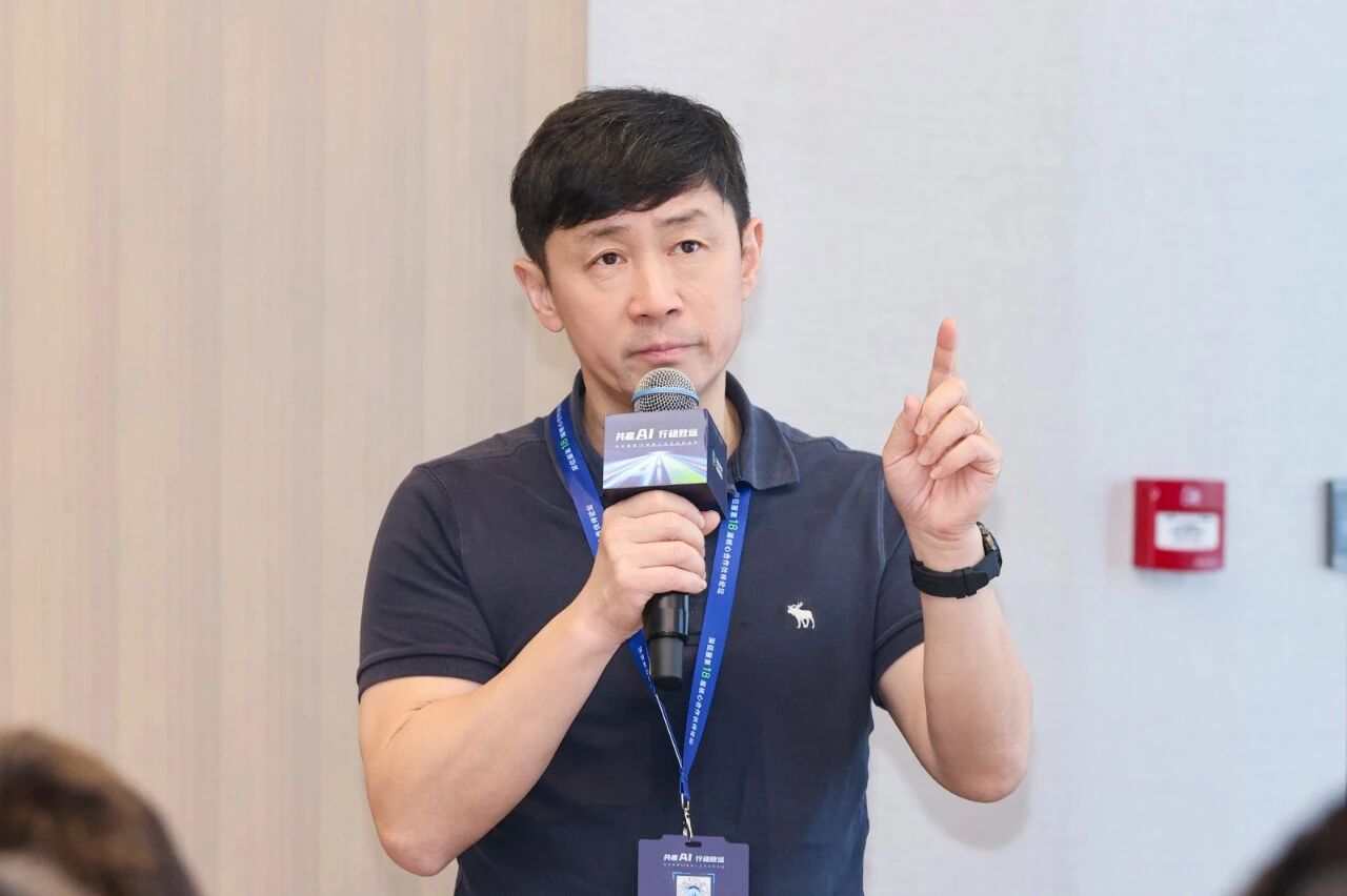 华讯网络高级副总裁兼商业/企业部总经理朱晓勇做现场分享